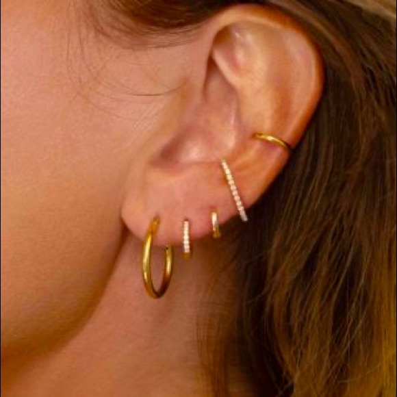 Jewelry - Gold tone huggie hoop earrings